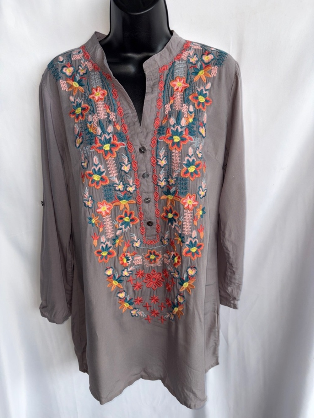 SOLITAIRE Taupe Button Tunic with Floral Accent, sz S, 20” PTP, 29” L